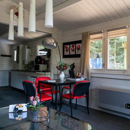 Chalet Op Een Rustig Park In De Natuur Путен Екстериор снимка