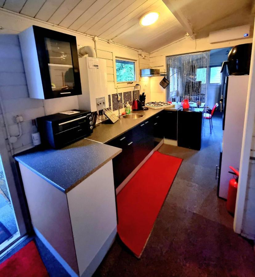 Chalet Op Een Rustig Park In De Natuur Путен Екстериор снимка