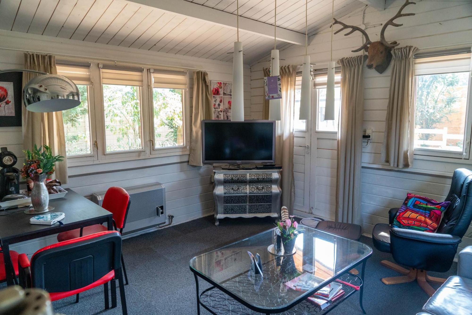 Chalet Op Een Rustig Park In De Natuur Путен Екстериор снимка